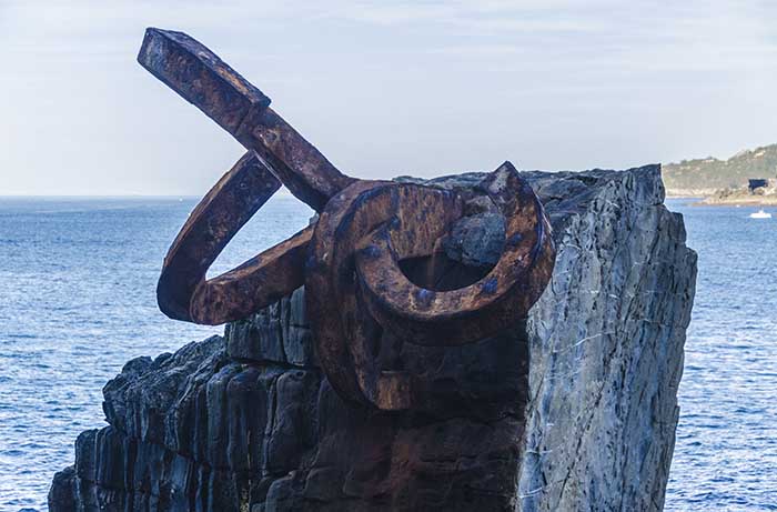 Guipúzcoa - San Sebastián 128 - escultura El Peine del Viento.jpg